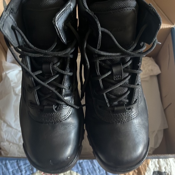 Used size 7.5 men 9 wmns Bates tactical boots - Picture 2 of 4